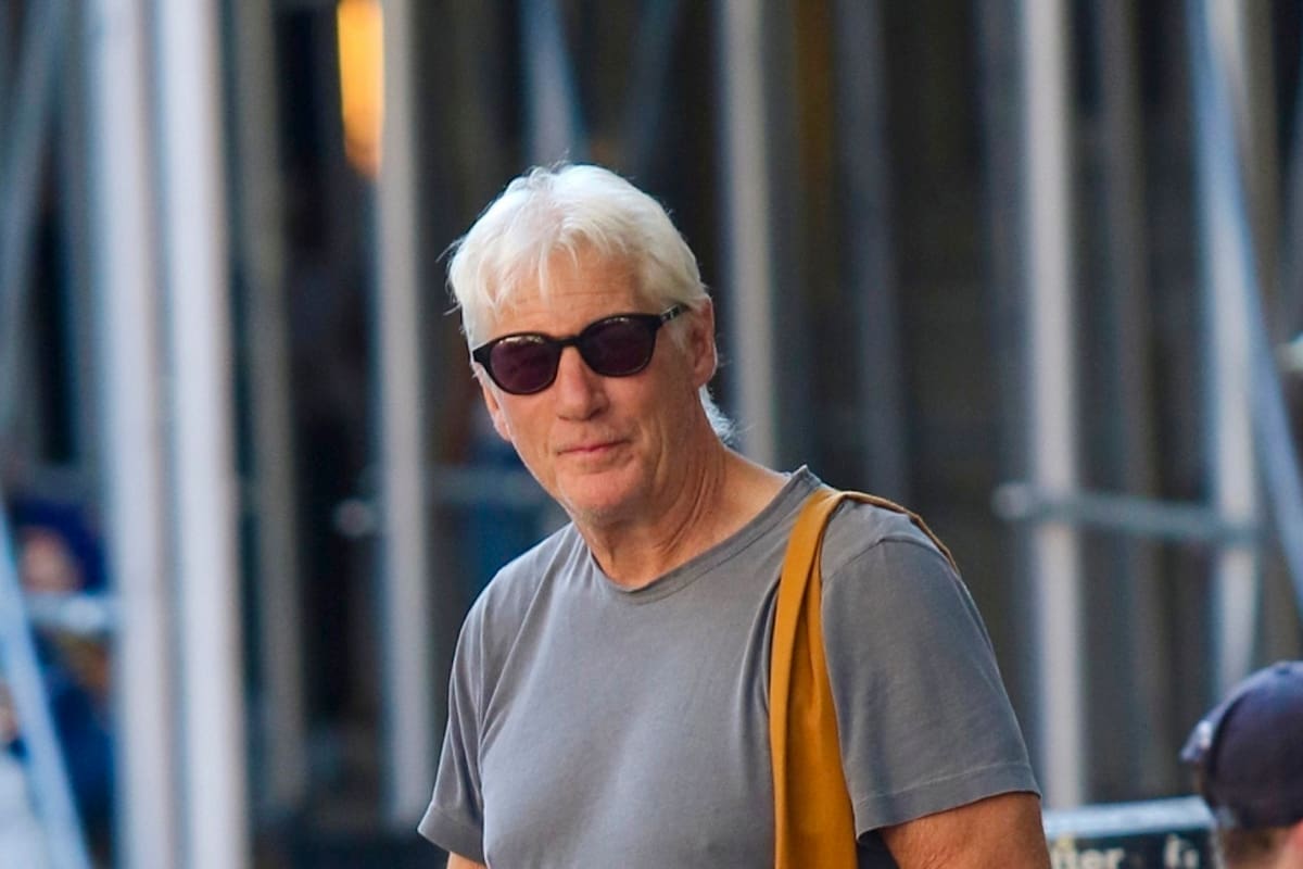 Richard Gere caminando por Manhattan