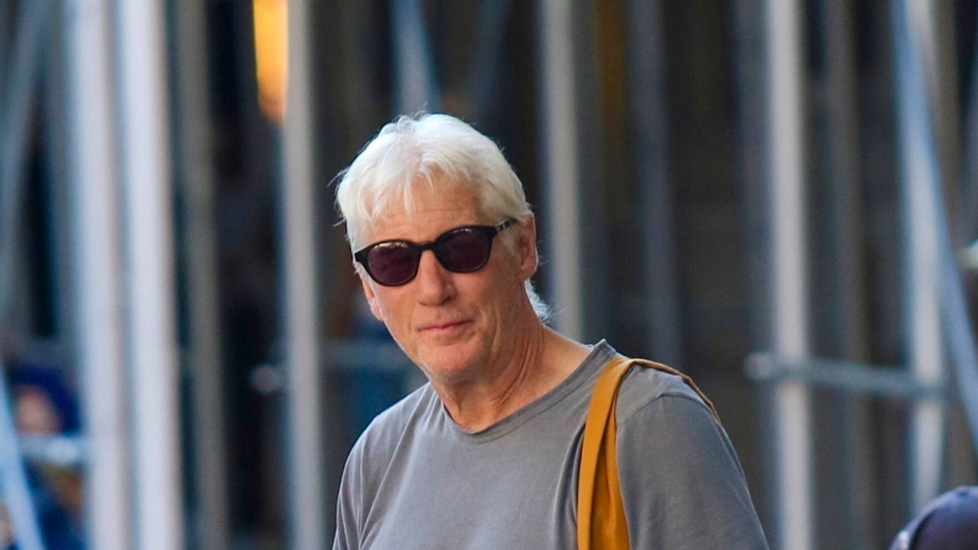 Richard Gere caminando por Manhattan