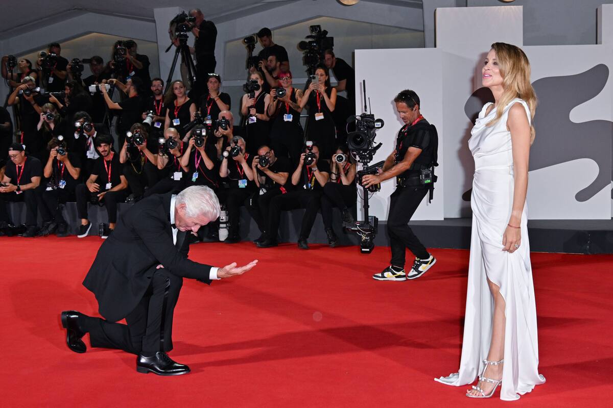 Richard Gere se inclina en el saludo a su esposa, la publicista española Alejandra Silva, el lunes pasado en la alfombra roja del Festival de Venecia