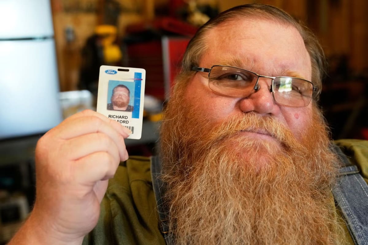 Richard Guilford, un jubilado de la empresa Ford, encontró su billetera 11 años después (Captura de video AP/Mike Householder y Mark Vancleave)