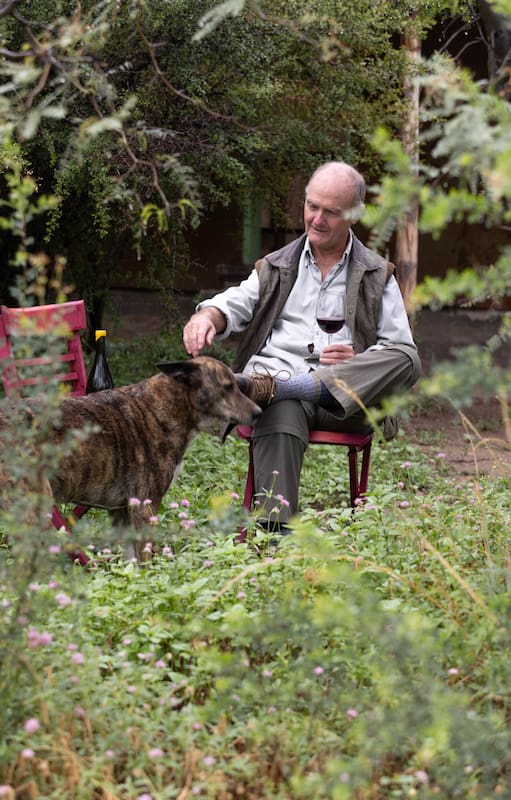 Richard Kirton vive en la finca y junto a la bodega.