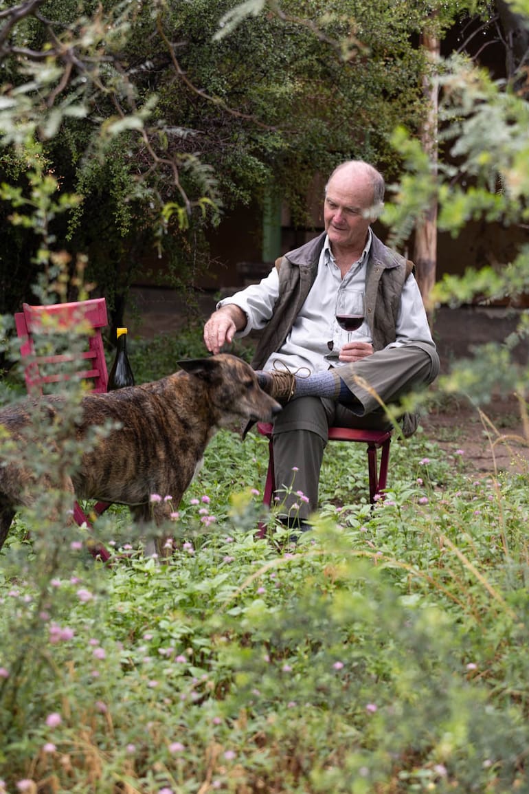 Richard Kirton vive en la finca y junto a la bodega.