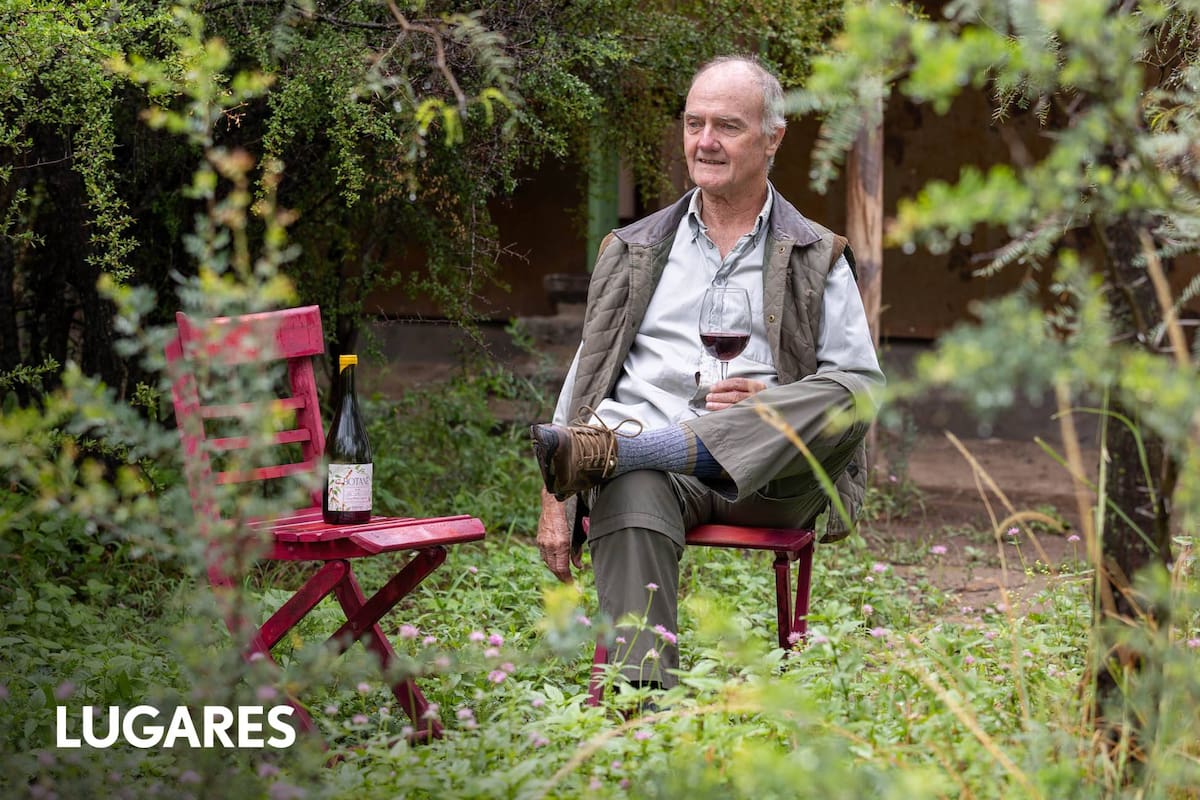 Richard Kirton vive en la finca y junto a la bodega.