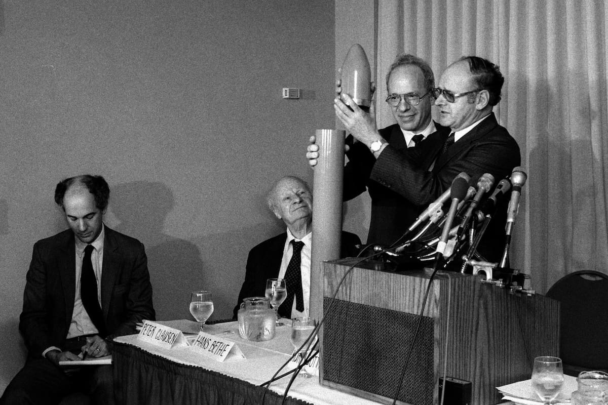 Richard L. Garwin, segundo a la derecha, con Peter A. Clausen, primero a la izquierda, experto en desarme, y los físicos Hans Bethe y Kurt Gottfried, durante una conferencia de prensa sobre defensa antimisiles organizada por la Union of Concerned Scientists en 1984