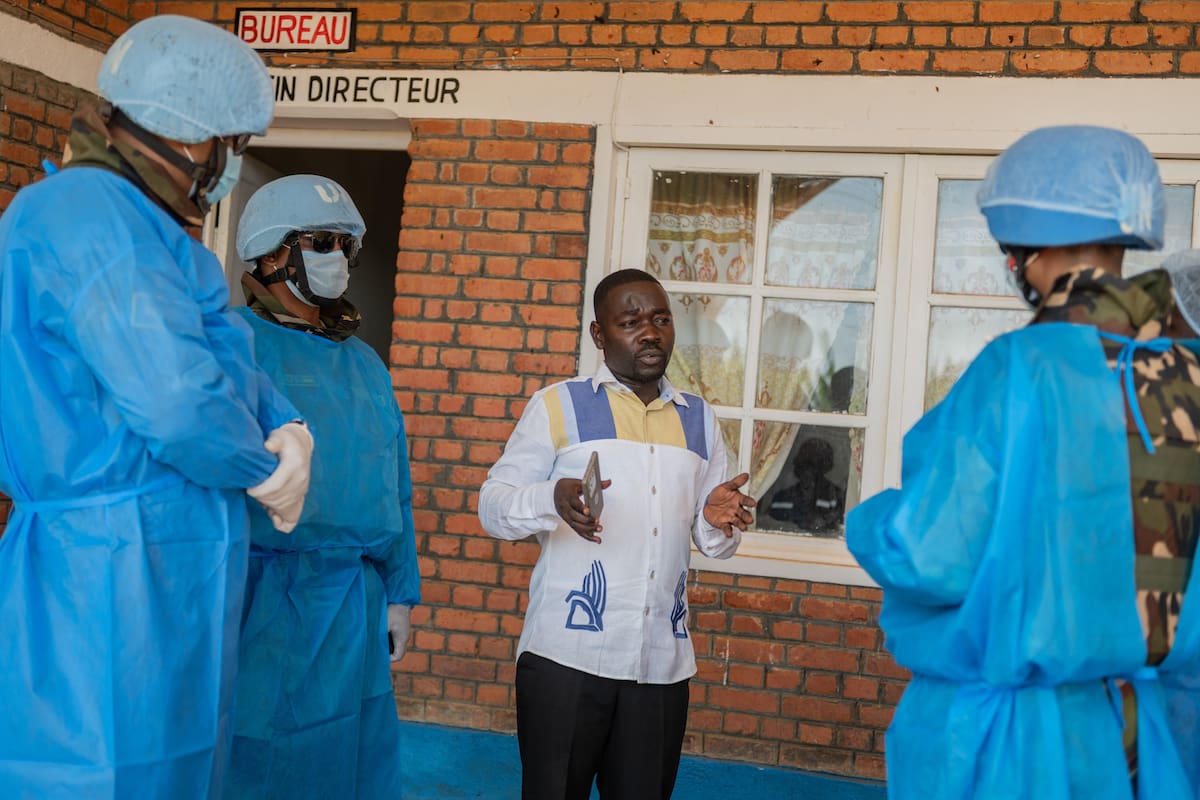 Richard Lokudu, en el centro, director médico del Hospital General de Mongbwalu, habla con cascos azules de la ONU en Mongbwalu, República Democrática del Congo, el viernes 5 de junio de 2026. (AP Foto/Moses Sawasawa)