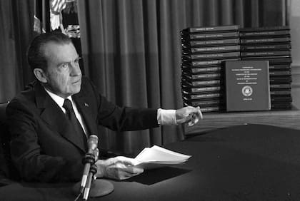 Richard M. Nixon muestra transcripciones de grabaciones de audio de la Casa Blanca, en abril de 1974
