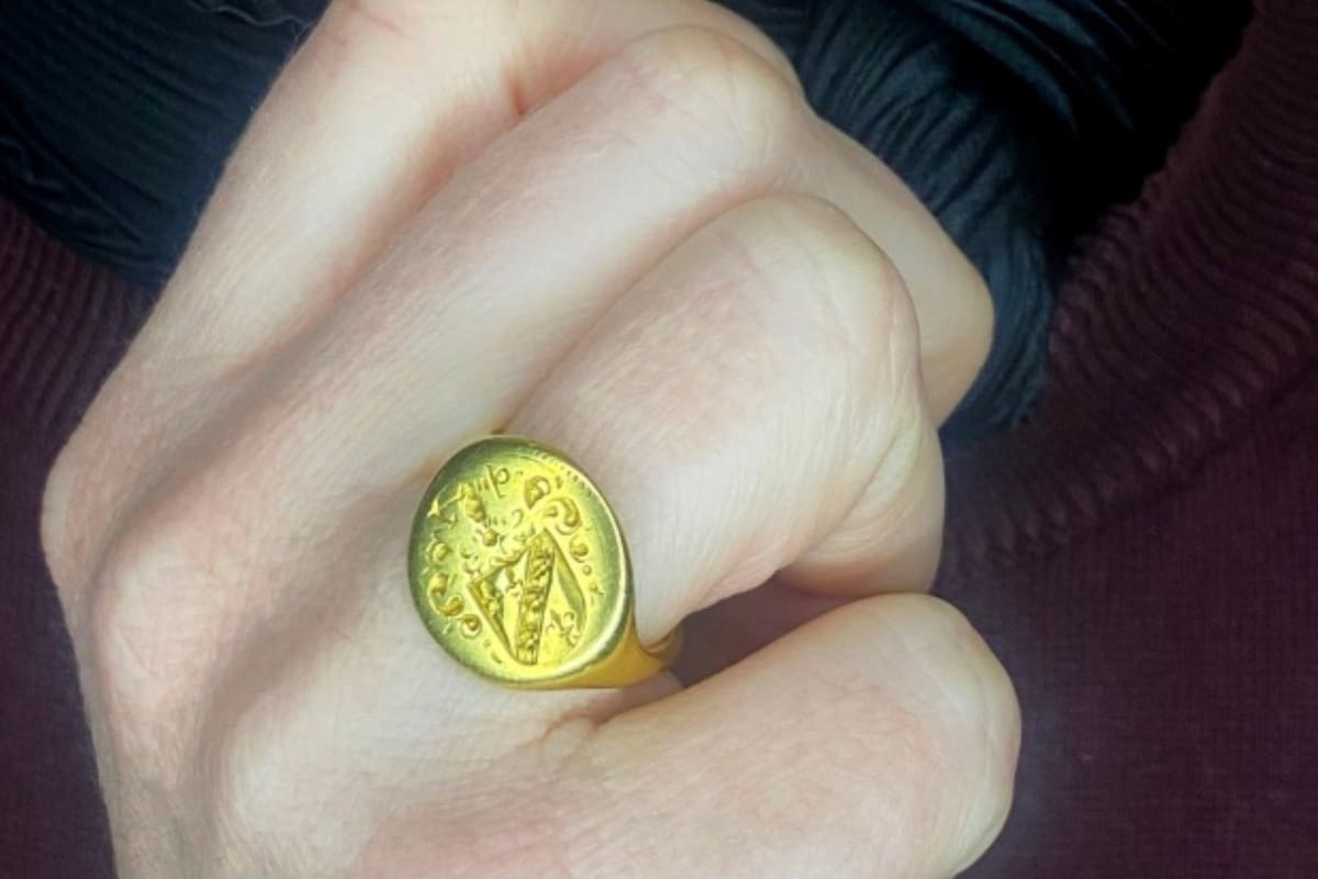 Richard McCaie, de 71 años, encontró el anillo de oro mientras trabajaba en el jardín de su hogar