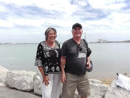 Richard Milberg y Griselda Maymo Planas decidieron vivir en una cueva a la orilla del mar