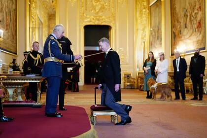 Richard Moore, el jefe del MI6, recibió un honor del rey Carlos III en el Castillo de Windsor en 2023; ambos eran miembros del Garrick Club hasta que el Sr. Moore renunció recientemente