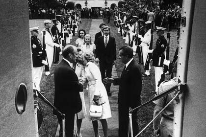 Richard Nixon abandona la Casa Blanca tras su dimisión el 9 de agosto de 1974