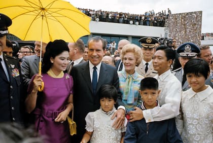 Richard Nixon con la familia del presidente filipino Ferdinand Marcos