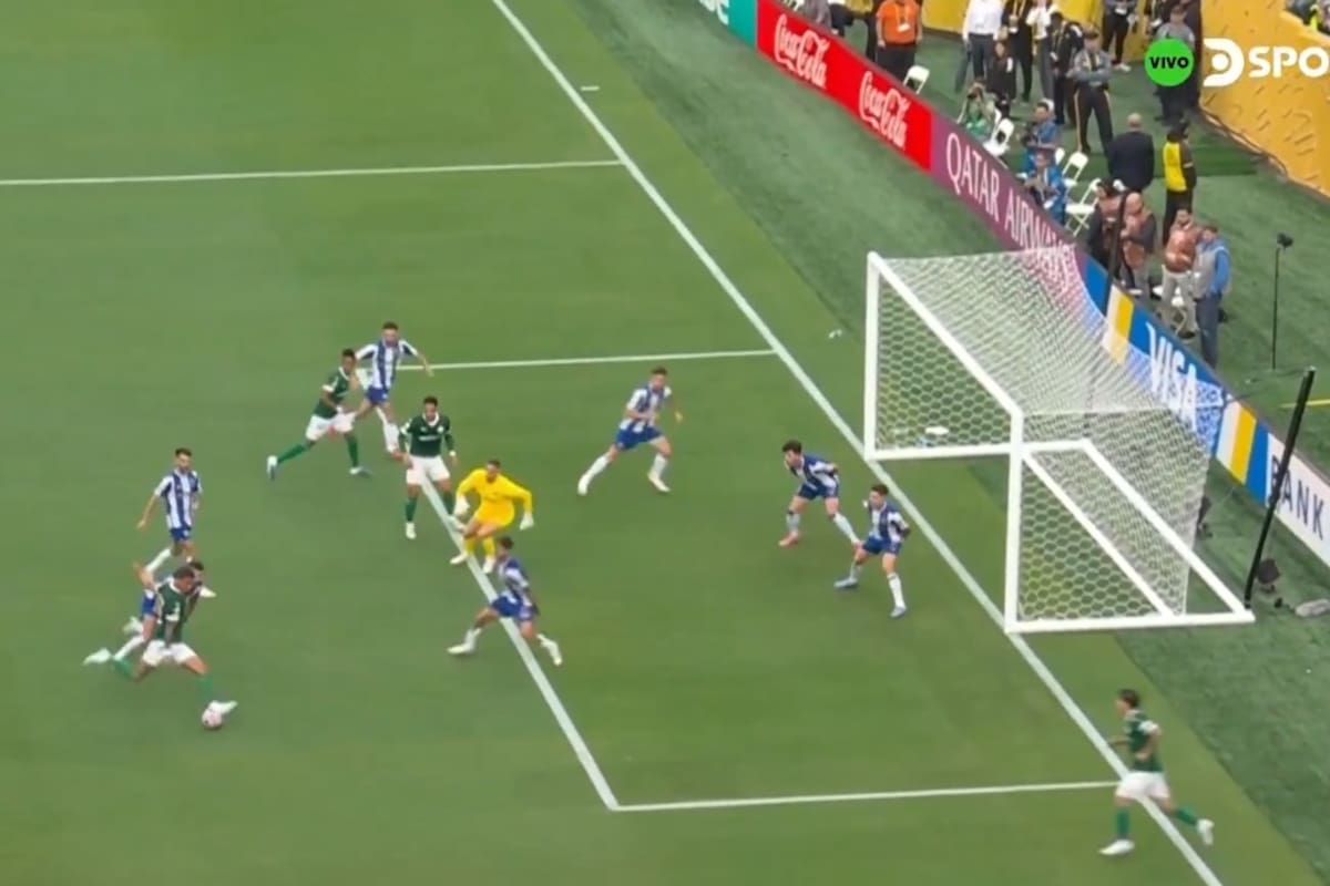 Richard Ríos, con el arquero vencido, remata y la pelota es salvada por Francisco Moura en la línea de su valla; fue la acción en la que Palmeiras tuvo tres chances en una; las otras dos, las salvó el arquero