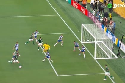 Richard Ríos, con el arquero vencido, remata y la pelota es salvada por Francisco Moura en la línea de su valla; fue la acción en la que Palmeiras tuvo tres chances en una; las otras dos, las salvó el arquero