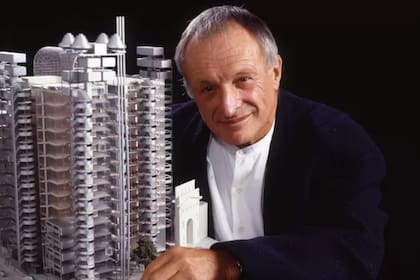 Richard Rogers con un modelo del edificio Lloyds en 1995
