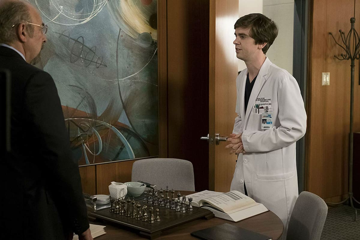 Richard Schiff y Freddie Highmore, son el doctor Murphy y su padrino