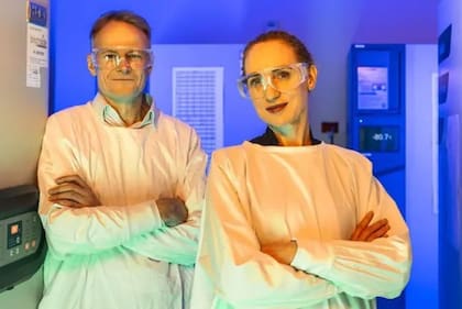 El patólogo Richard Scolyer y la oncóloga Georgina Long son pioneros en la investigación del cáncer.