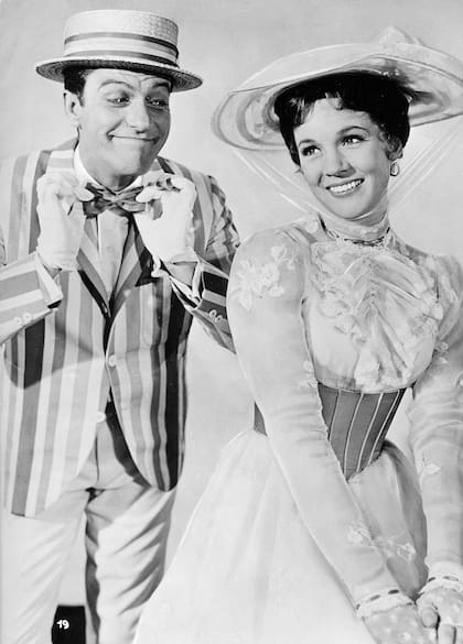 Richard Wayne Van Dyke junto a Julie Andrews en 'Mary Poppins', de 1964. Su apodo no le impidió participar en algunas de las películas más tiernas de Disney.