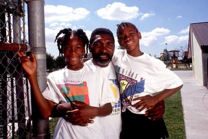 Richard Williams, con Venus y Serena; su vida fue interpretada por Will Smith en la película "King Richard"