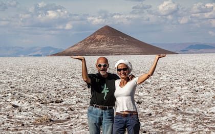 Richard y Catherine en el Salar de Arizaro, en Salta