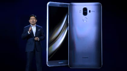 Richard Yu, CEO de Huawei, durante la presentación de la versión del Mate 9 con Alexa como asistente digital
