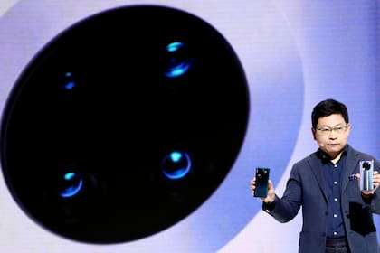 Richard Yu, CEO de la división móvil de Huawei, con los teléfonos Mate 30 y Mate 30 Pro. La próxima generación del smartphone Mate 40 será el último modelo que esté equipado con el chip Kirin