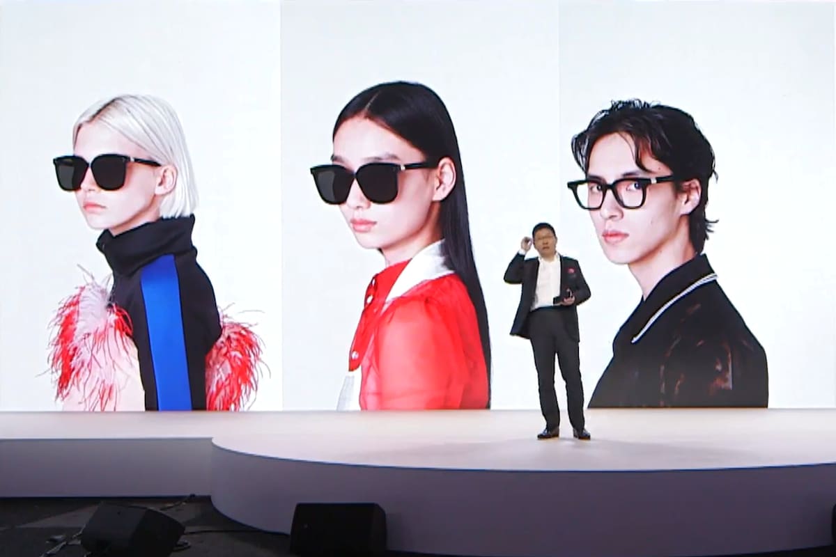 Richard Yu, de Huawei, presente los anteojos diseñados junto con Gentle Monster; sirven como manos libres Bluetooth