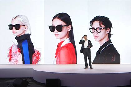Richard Yu, de Huawei, presente los anteojos diseñados junto con Gentle Monster; sirven como manos libres Bluetooth