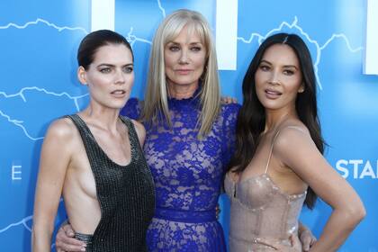 Richardson, junto a sus coprotagonistas de The Rook, Emma Greenwell y Olivia Munn, en la presentación de la serie