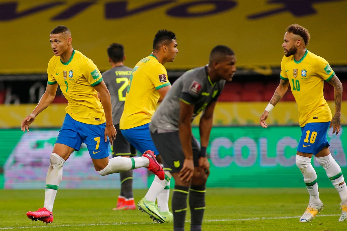 Richarlison celebra su gol seguido por Neymar, luego del primer gol de Brasil ante Ecuador en Porto Alegre.