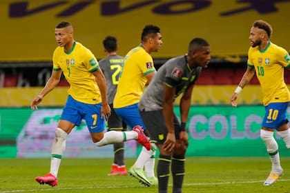 Richarlison celebra su gol seguido por Neymar, luego del primer gol de Brasil ante Ecuador en Porto Alegre.