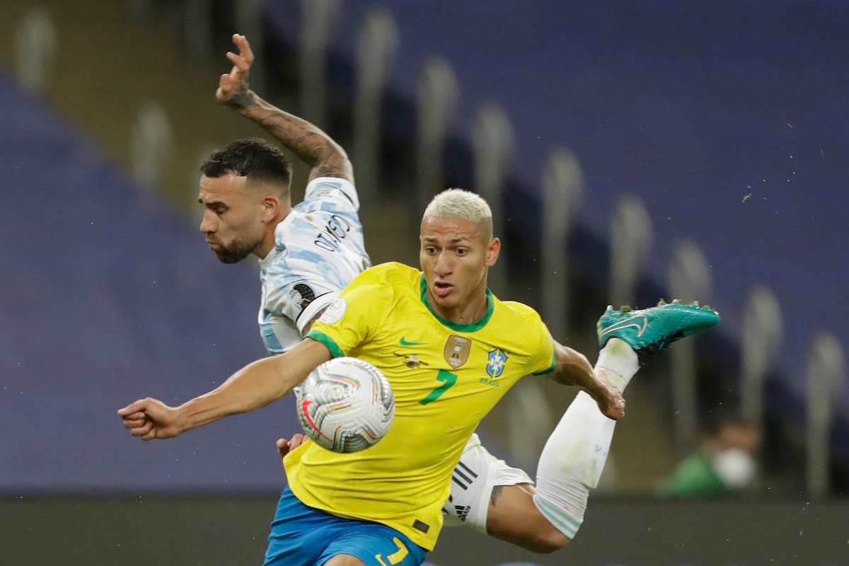 Richarlison, delantero de Brasil, frente a Nicolas Otamendi en la final de la Copa América; un personaje singular que va más allá de sus cruces con los futbolistas del equipo de Scaloni. (AP Photo/Andre Penner)