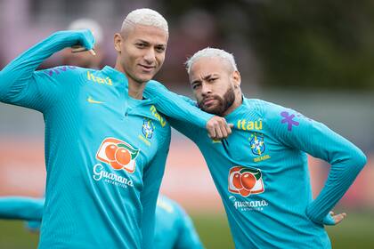 Richarlison y Neymar se divierten durante la práctica de este sábado en Granja Comary, el búnker del seleccionado brasileño, donde todo es sonrisa.