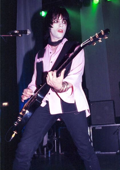 Richey Edwards no era muy talentoso con la guitarra, pero su sentido estético acaparaba toda la atención sobre el escenario (Foto: Ian Dickson/Redferns)
