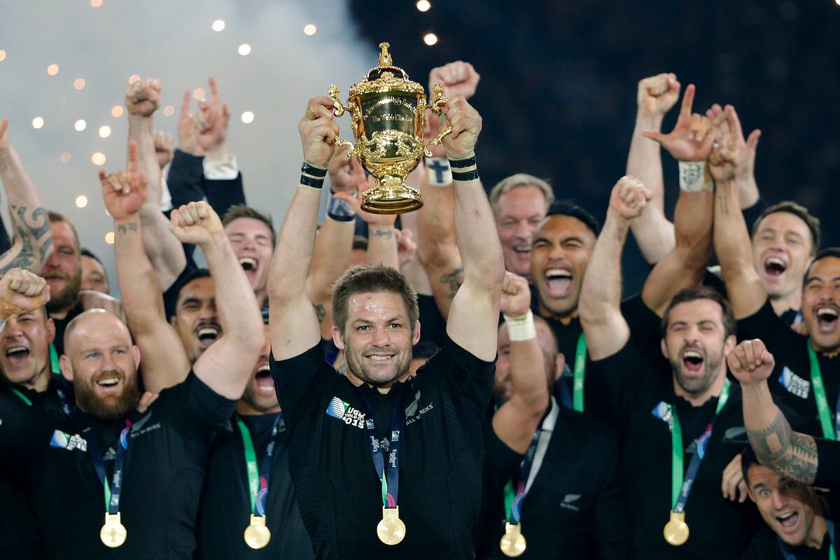 Richie McCaw sostiene en alto la copa Webb Ellis en de la consagración de Nueva Zelanda en el Mundial Inglaterra 2015; fue la última de las tres conquistas de All Blacks.