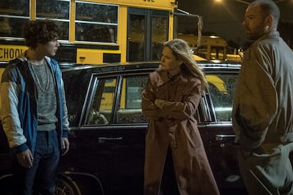 Richie Merritt (Wershe Jr.) con los agentes del FBI (Jennifer Jason Leigh y Rory Cochrane)