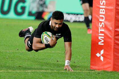 Richie Mounga de Nueva Zelanda cruza la línea para anotar el tercer try de su equipo durante la prueba de rugby de Bledisloe entre los All Blacks y los Wallabies