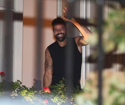 Como ocurre cada vez que llega a Buenos Aires, los fanáticos de Ricky Martin enloquecen con su presencia