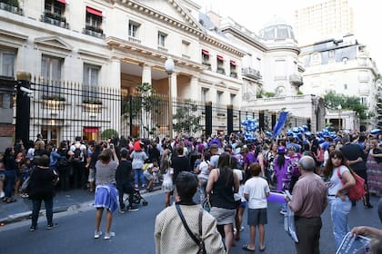 Desde la noche del miércoles, decenas de personas acampan en las inmediaciones del hotel en el que se hospeda el músico