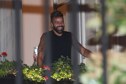 Emocionado por las demostraciones de cariño, el cantante puertorriqueño quiso corresponder a los fans que esperaban para verlo