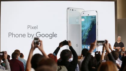Rick Osterloh, vicepresidente de hardware de Google durante la presentación del teléfono Pixel