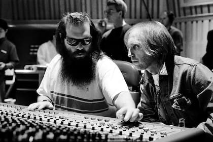 Rick Rubin y Petty en el estudio en las sesiones de Wildflowers, 1993. A mediados de octubre, se editó un set multidisco: Wildflowers and All the Rest