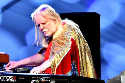 Rick Wakeman, en una pose que sostuvo por años, con vistosas capas y rodeado de teclados