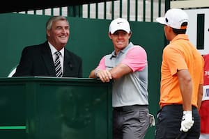 Rickie Fowler (derecha) de los Estados Unidos y Rory McIlroy (centro) de Irlanda del Norte hablan con Ivor Robson (L) en el primer hoyo durante la ronda final del 143º Campeonato Abierto en Royal Liverpool -20 de julio de 2014 en Hoylake, Inglaterra-. (Foto de David Cannon/R&A/R&A vía Getty Images)