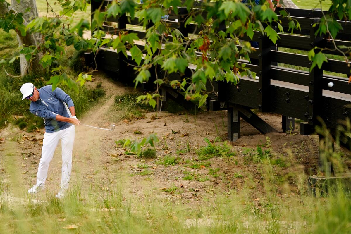 Rickie Fowler tira desde la barranca hacia el hoyo 8 en la primera jornada del Abierto de Estados Unidos; el californiano quiere romper su abstinencia de major cerca de su lugar de nacimiento.
