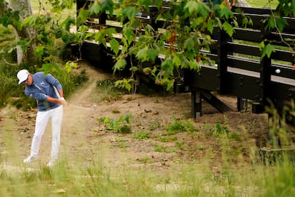 Rickie Fowler tira desde la barranca hacia el hoyo 8 en la primera jornada del Abierto de Estados Unidos; el californiano quiere romper su abstinencia de major cerca de su lugar de nacimiento.