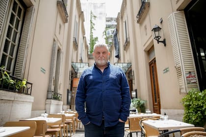 "Quienes nos dedicamos a esto sabemos estas cosas, que vos podés montar un musical con una inversión muy importante y en el teatro de al lado hay un señor que cuenta chistes de jean y camisa y la gente elige verlo a él", dice Pashkus