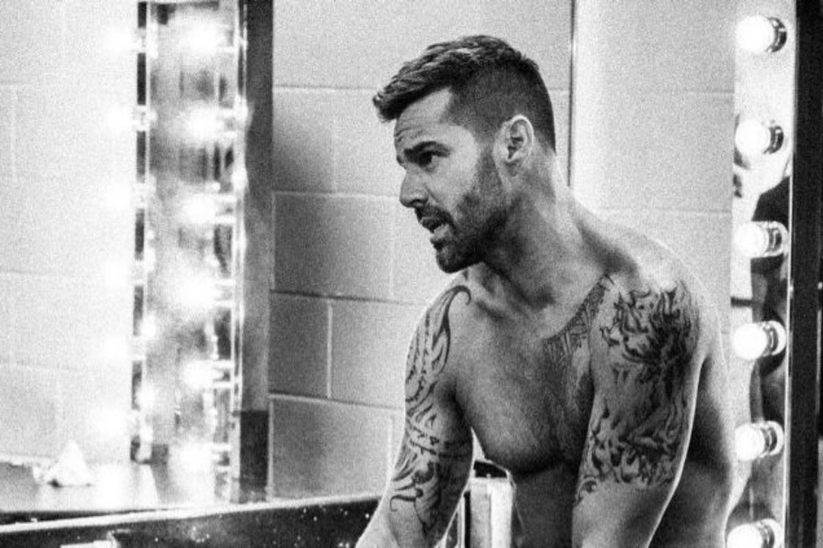 Ricky Martin compartió dos sensuales postales del backstage de los Latin Grammys en las que se mostró en ropa interior