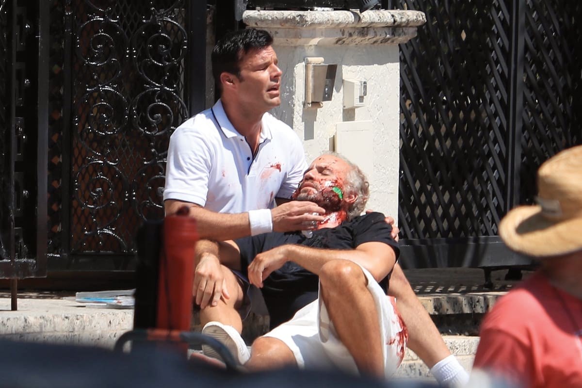 Ricky Martin en el rol de Antonio D’Amico, con el diseñador (Edgar Ramírez) en brazos