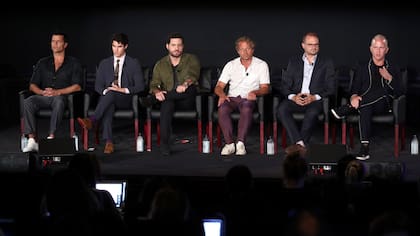 Ricky Martin junto a parte del elenco y el productor de la serie