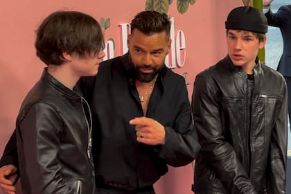Ricky Martin junto a sus mellizos, Matteo y Valentino, en la premiere de Palm Royale